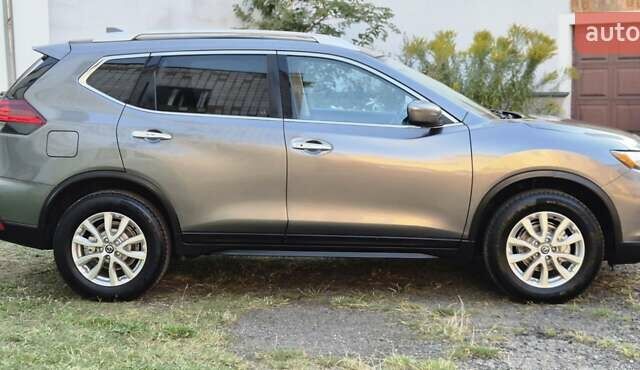 Серый Ниссан Rogue, объемом двигателя 2.5 л и пробегом 301 тыс. км за 11900 $, фото 2 на Automoto.ua