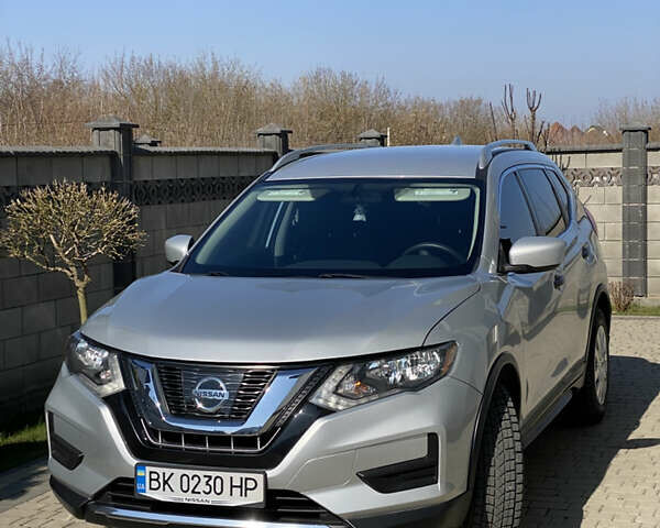 Серый Ниссан Rogue, объемом двигателя 2.5 л и пробегом 75 тыс. км за 14000 $, фото 1 на Automoto.ua