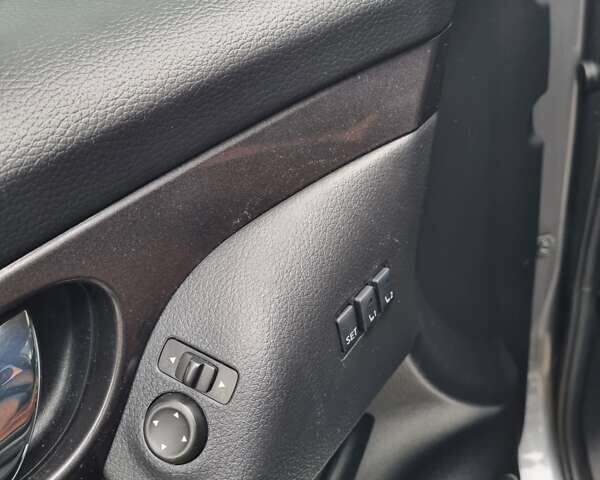 Серый Ниссан Rogue, объемом двигателя 2.49 л и пробегом 139 тыс. км за 14800 $, фото 27 на Automoto.ua