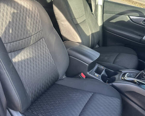 Сірий Ніссан Rogue, об'ємом двигуна 2.49 л та пробігом 135 тис. км за 12500 $, фото 11 на Automoto.ua