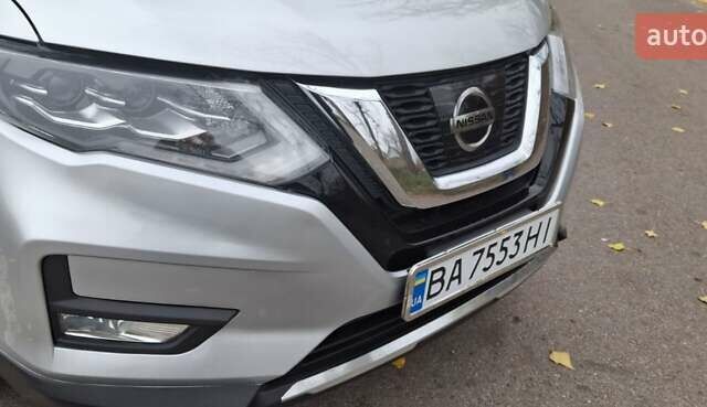 Серый Ниссан Rogue, объемом двигателя 2.49 л и пробегом 115 тыс. км за 16500 $, фото 2 на Automoto.ua