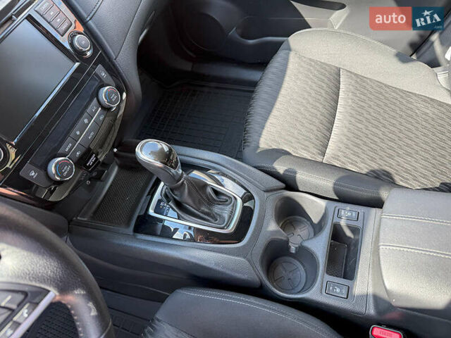 Серый Ниссан Rogue, объемом двигателя 2.49 л и пробегом 110 тыс. км за 17000 $, фото 7 на Automoto.ua