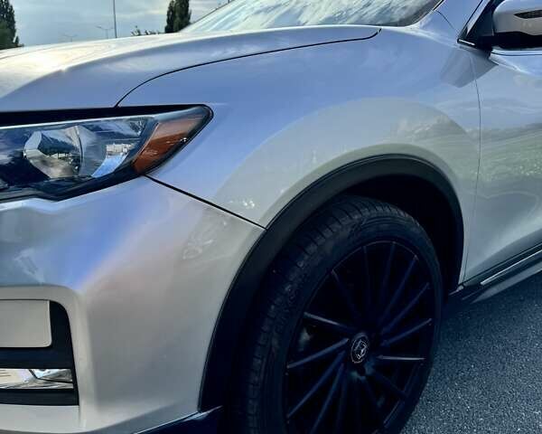 Сірий Ніссан Rogue, об'ємом двигуна 2.49 л та пробігом 250 тис. км за 13300 $, фото 4 на Automoto.ua