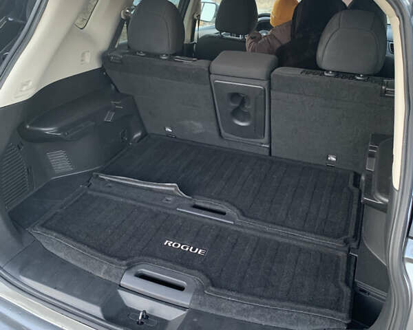 Серый Ниссан Rogue, объемом двигателя 2.49 л и пробегом 112 тыс. км за 18000 $, фото 5 на Automoto.ua