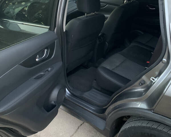 Серый Ниссан Rogue, объемом двигателя 2.49 л и пробегом 112 тыс. км за 18000 $, фото 4 на Automoto.ua