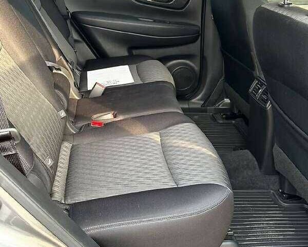 Серый Ниссан Rogue, объемом двигателя 2.5 л и пробегом 155 тыс. км за 10000 $, фото 7 на Automoto.ua