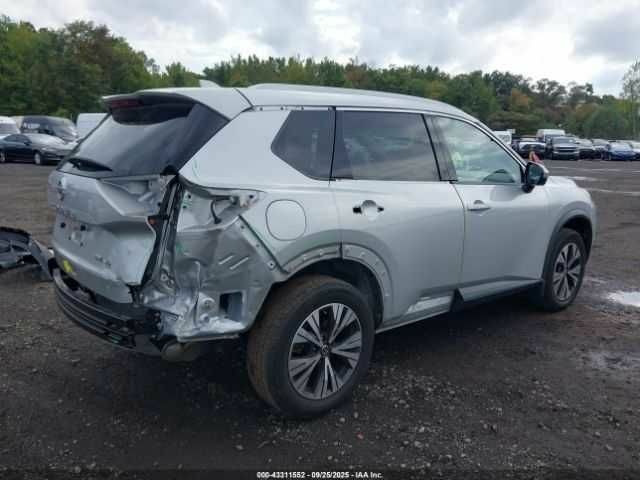 Серый Ниссан Rogue, объемом двигателя 2.5 л и пробегом 85 тыс. км за 5000 $, фото 5 на Automoto.ua