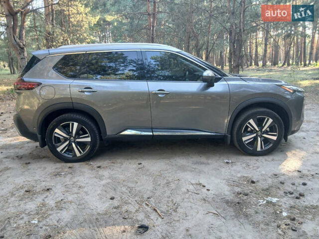 Серый Ниссан Rogue, объемом двигателя 1.5 л и пробегом 88 тыс. км за 27500 $, фото 3 на Automoto.ua