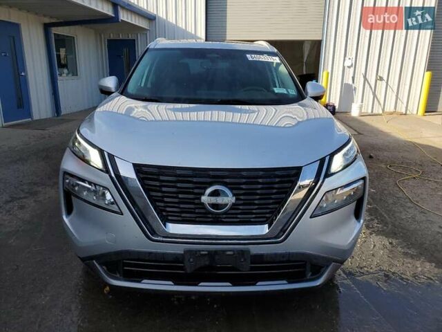 Серый Ниссан Rogue, объемом двигателя 1.5 л и пробегом 170 тыс. км за 6300 $, фото 4 на Automoto.ua