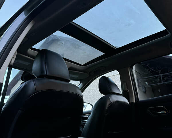 Сірий Ніссан Rogue, об'ємом двигуна 1.5 л та пробігом 32 тис. км за 28000 $, фото 3 на Automoto.ua