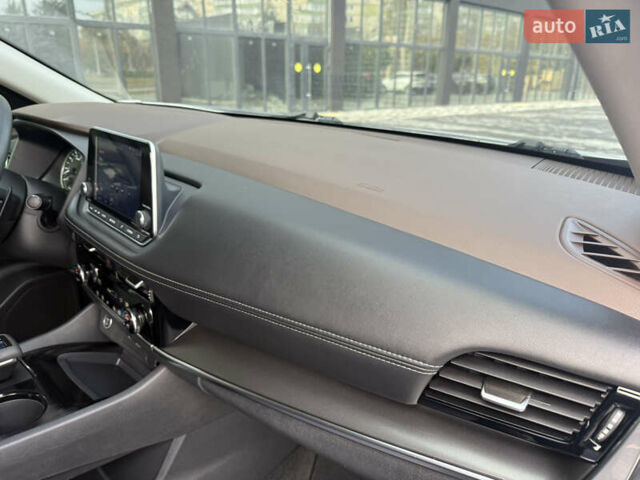 Сірий Ніссан Rogue, об'ємом двигуна 1.5 л та пробігом 72 тис. км за 22500 $, фото 30 на Automoto.ua