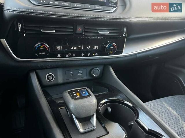 Серый Ниссан Rogue, объемом двигателя 1.5 л и пробегом 111 тыс. км за 23500 $, фото 23 на Automoto.ua