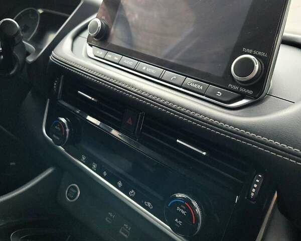 Серый Ниссан Rogue, объемом двигателя 1.5 л и пробегом 40 тыс. км за 18499 $, фото 67 на Automoto.ua