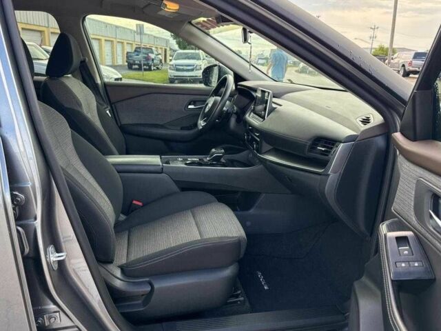 Серый Ниссан Rogue, объемом двигателя 1.5 л и пробегом 98 тыс. км за 23000 $, фото 4 на Automoto.ua