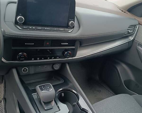 Серый Ниссан Rogue, объемом двигателя 1.5 л и пробегом 73 тыс. км за 19900 $, фото 2 на Automoto.ua