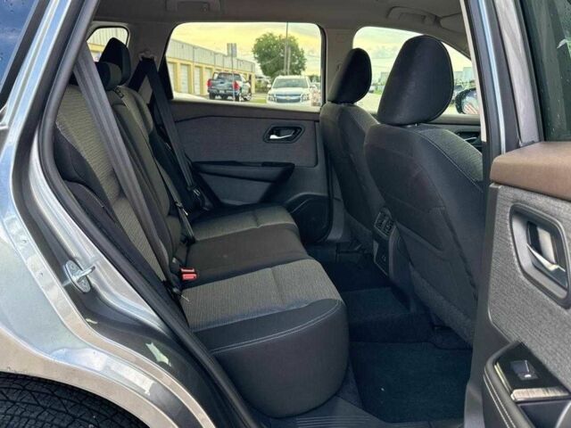 Серый Ниссан Rogue, объемом двигателя 1.5 л и пробегом 98 тыс. км за 23000 $, фото 5 на Automoto.ua