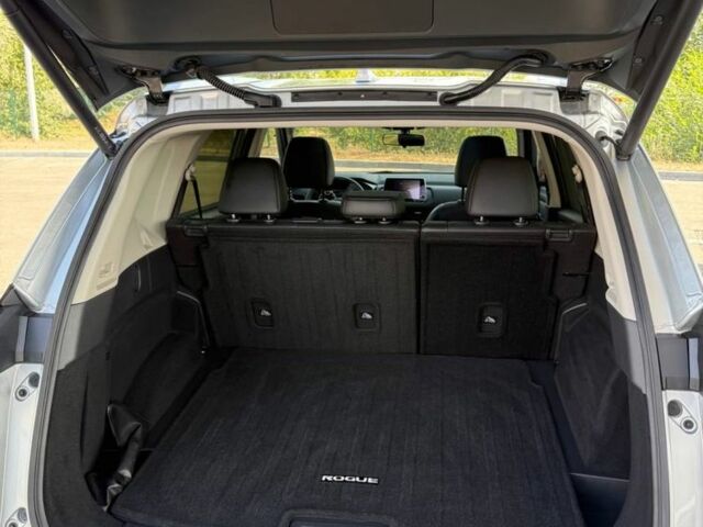 Сірий Ніссан Rogue, об'ємом двигуна 0 л та пробігом 6 тис. км за 25800 $, фото 3 на Automoto.ua