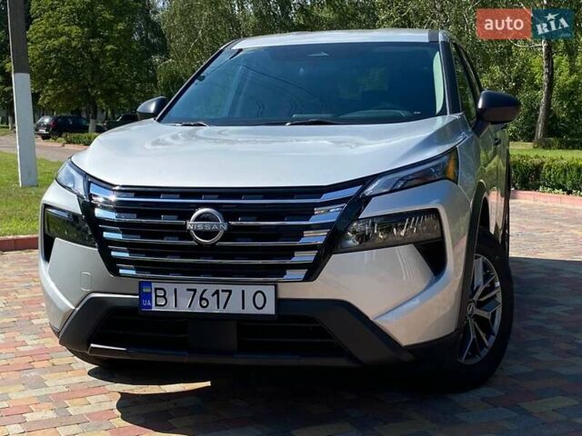 Серый Ниссан Rogue, объемом двигателя 1.5 л и пробегом 2 тыс. км за 27300 $, фото 1 на Automoto.ua
