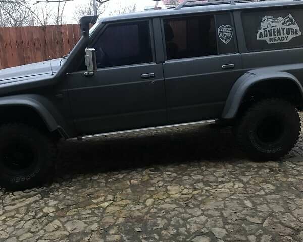 Серый Ниссан Сафари, объемом двигателя 4.2 л и пробегом 250 тыс. км за 13000 $, фото 2 на Automoto.ua