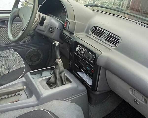 Белый Ниссан Серена, объемом двигателя 1.6 л и пробегом 300 тыс. км за 1750 $, фото 1 на Automoto.ua