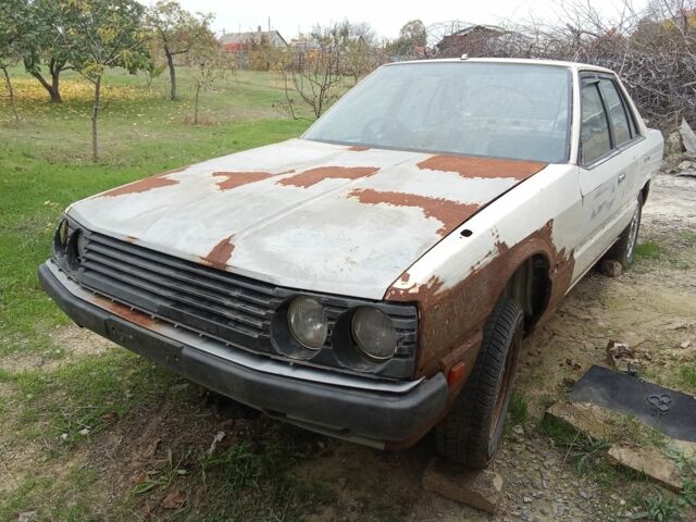 Белый Ниссан Скайлайн, объемом двигателя 1.8 л и пробегом 99 тыс. км за 1500 $, фото 7 на Automoto.ua