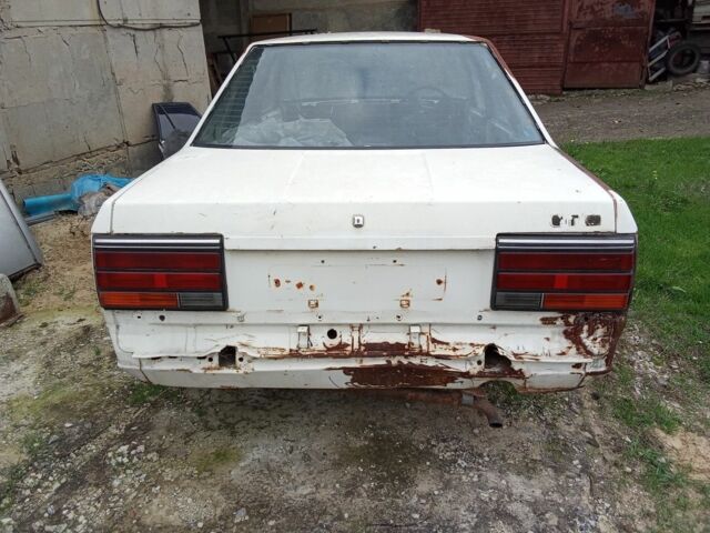 Белый Ниссан Скайлайн, объемом двигателя 1.8 л и пробегом 99 тыс. км за 1500 $, фото 3 на Automoto.ua