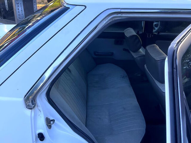 Белый Ниссан Скайлайн, объемом двигателя 1.7 л и пробегом 250 тыс. км за 1200 $, фото 5 на Automoto.ua