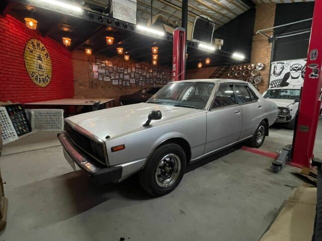 Серый Ниссан Скайлайн, объемом двигателя 2 л и пробегом 120 тыс. км за 30000 $, фото 1 на Automoto.ua