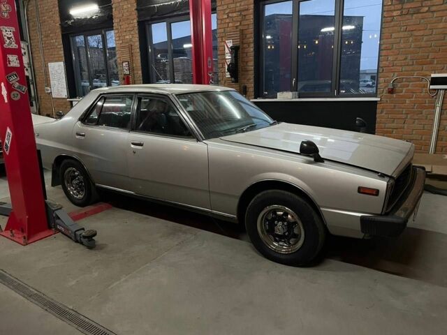 Серый Ниссан Скайлайн, объемом двигателя 2 л и пробегом 120 тыс. км за 30000 $, фото 3 на Automoto.ua