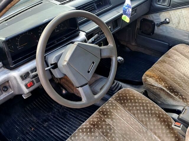 Серый Ниссан Станза, объемом двигателя 1.8 л и пробегом 315 тыс. км за 1000 $, фото 5 на Automoto.ua