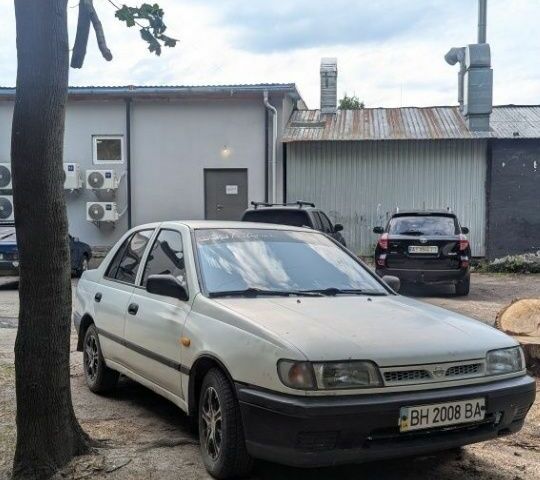 Білий Ніссан Санні, об'ємом двигуна 1.4 л та пробігом 320 тис. км за 1000 $, фото 1 на Automoto.ua