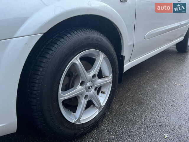 Білий Ніссан Санні, об'ємом двигуна 1.6 л та пробігом 174 тис. км за 6000 $, фото 4 на Automoto.ua