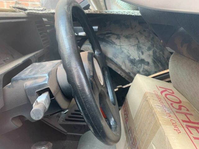 Красный Ниссан Санни, объемом двигателя 1.6 л и пробегом 210 тыс. км за 400 $, фото 5 на Automoto.ua