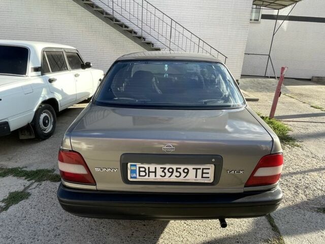 Серый Ниссан Санни, объемом двигателя 1.4 л и пробегом 325 тыс. км за 1100 $, фото 2 на Automoto.ua