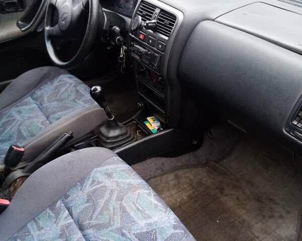 Серый Ниссан Санни, объемом двигателя 1.4 л и пробегом 370 тыс. км за 950 $, фото 3 на Automoto.ua