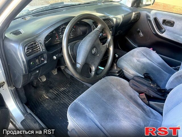 Сірий Ніссан Санні, об'ємом двигуна 1.6 л та пробігом 260 тис. км за 1250 $, фото 6 на Automoto.ua