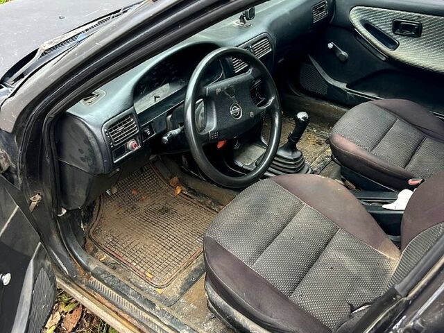 Серый Ниссан Санни, объемом двигателя 1.7 л и пробегом 300 тыс. км за 1000 $, фото 3 на Automoto.ua