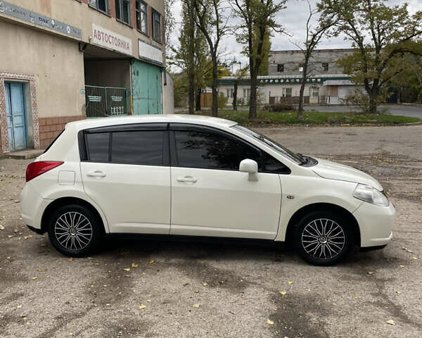 Белый Ниссан Тиида, объемом двигателя 1.6 л и пробегом 216 тыс. км за 5500 $, фото 2 на Automoto.ua