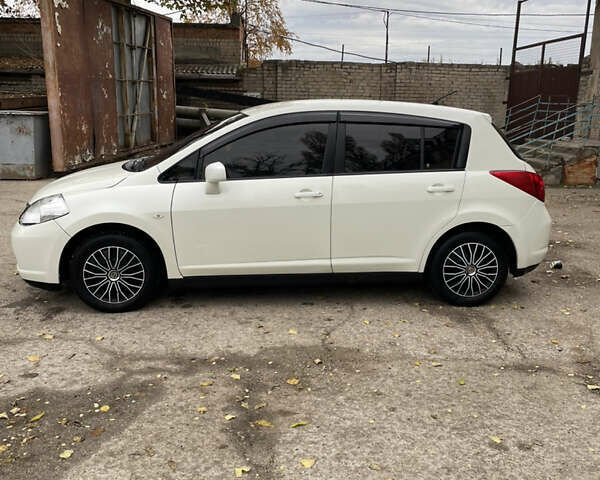 Белый Ниссан Тиида, объемом двигателя 1.6 л и пробегом 216 тыс. км за 5500 $, фото 3 на Automoto.ua