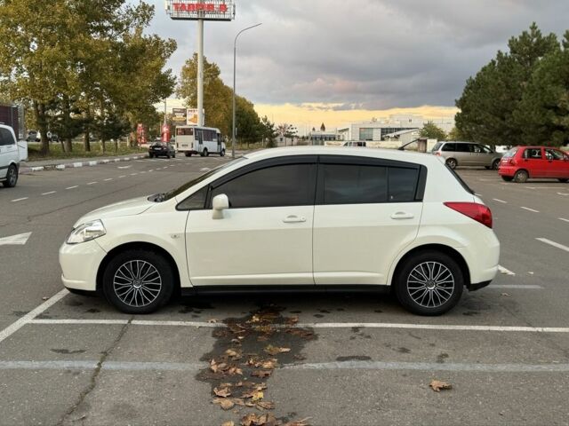 Белый Ниссан Тиида, объемом двигателя 1.6 л и пробегом 215 тыс. км за 5499 $, фото 3 на Automoto.ua