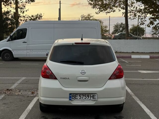Белый Ниссан Тиида, объемом двигателя 1.6 л и пробегом 215 тыс. км за 5499 $, фото 5 на Automoto.ua