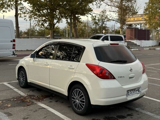 Белый Ниссан Тиида, объемом двигателя 1.6 л и пробегом 215 тыс. км за 5499 $, фото 4 на Automoto.ua