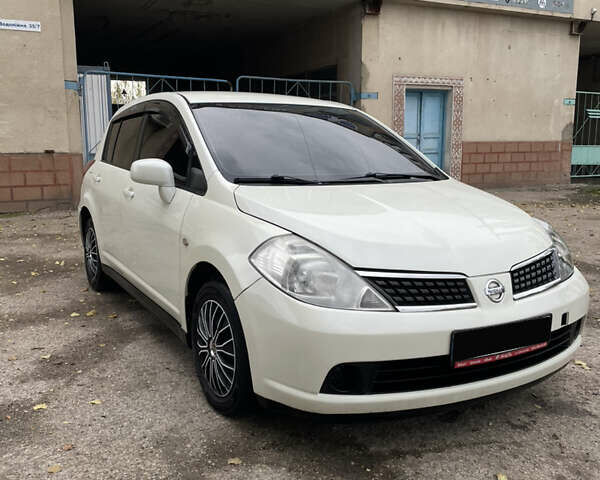 Белый Ниссан Тиида, объемом двигателя 1.6 л и пробегом 216 тыс. км за 5500 $, фото 1 на Automoto.ua