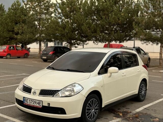 Белый Ниссан Тиида, объемом двигателя 1.6 л и пробегом 215 тыс. км за 5499 $, фото 2 на Automoto.ua