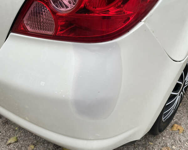 Белый Ниссан Тиида, объемом двигателя 1.6 л и пробегом 216 тыс. км за 5500 $, фото 5 на Automoto.ua