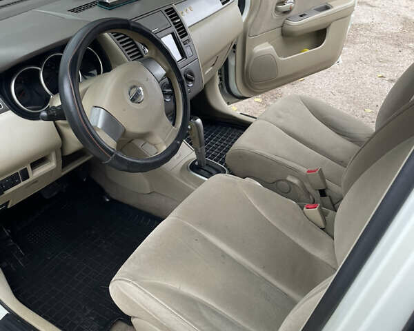 Белый Ниссан Тиида, объемом двигателя 1.6 л и пробегом 216 тыс. км за 5500 $, фото 6 на Automoto.ua