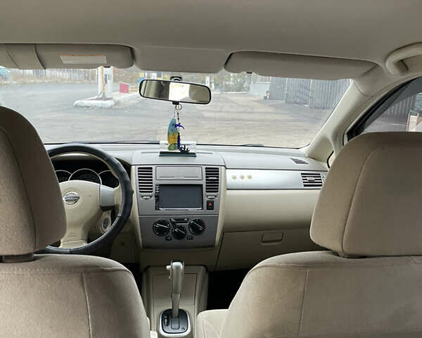 Белый Ниссан Тиида, объемом двигателя 1.6 л и пробегом 216 тыс. км за 5500 $, фото 12 на Automoto.ua