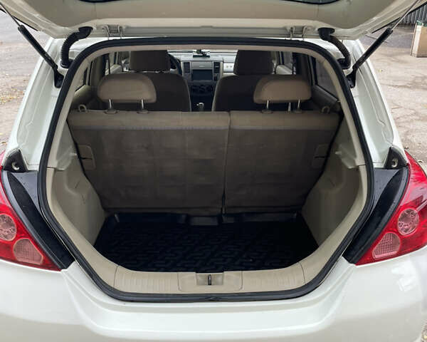 Белый Ниссан Тиида, объемом двигателя 1.6 л и пробегом 216 тыс. км за 5500 $, фото 11 на Automoto.ua