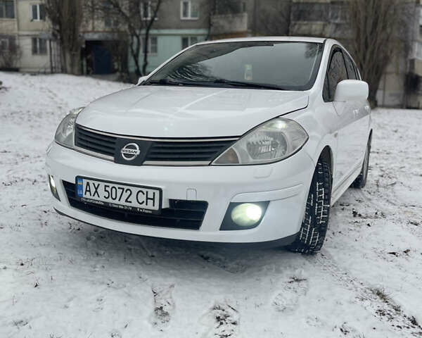 Белый Ниссан Тиида, объемом двигателя 1.6 л и пробегом 170 тыс. км за 6300 $, фото 1 на Automoto.ua