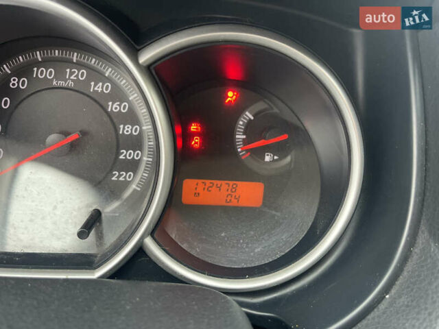 Белый Ниссан Тиида, объемом двигателя 1.6 л и пробегом 170 тыс. км за 6300 $, фото 3 на Automoto.ua